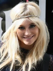 pixie-lott-hairstyles-platinum-blonde-summer-hairstyles-with-headband